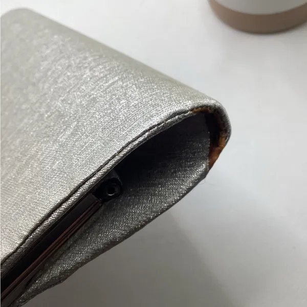 Vintage silver sparkle clutch with decorative clasp - Image 15