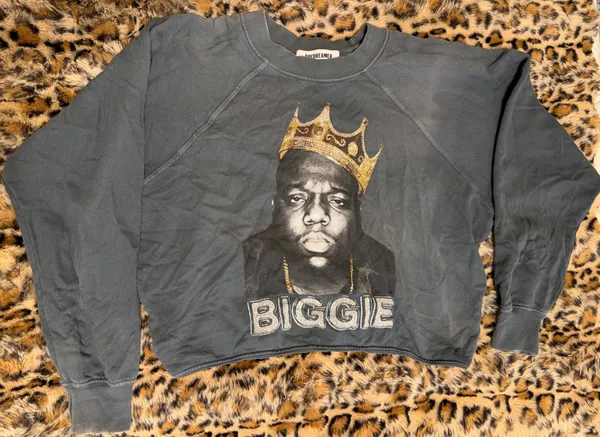 DAYDREAMER Biggie/Notorious B.I.G. Gold Crown Raglan Crew Sweatshirt in Vintage Black - Image 4