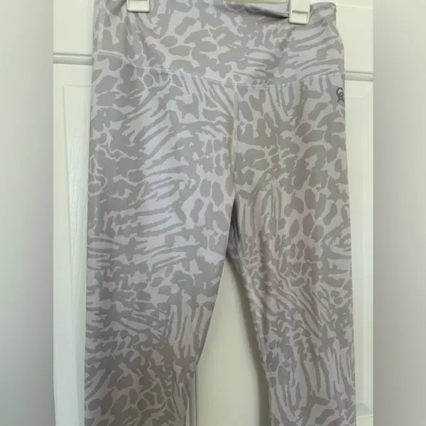 Good American leopard print white and silver leggings - Image 2