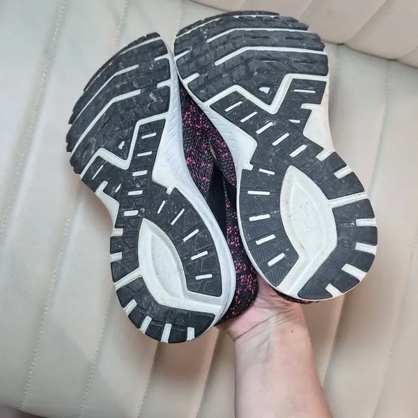 Brooks Women's Black and Pink Trainers - Image 4