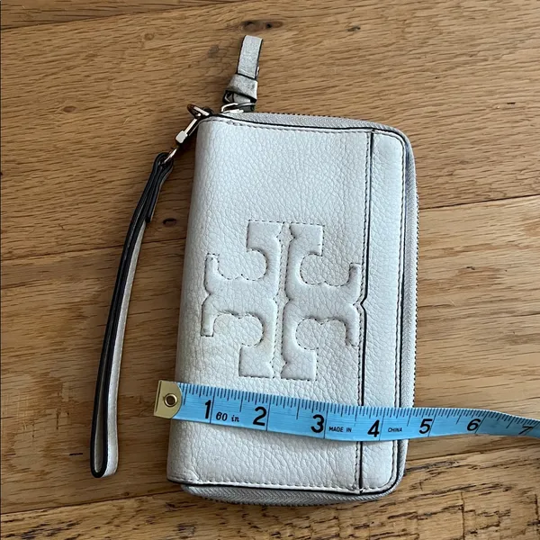 Tory Burch Cream Wristlet with Logo - Image 6