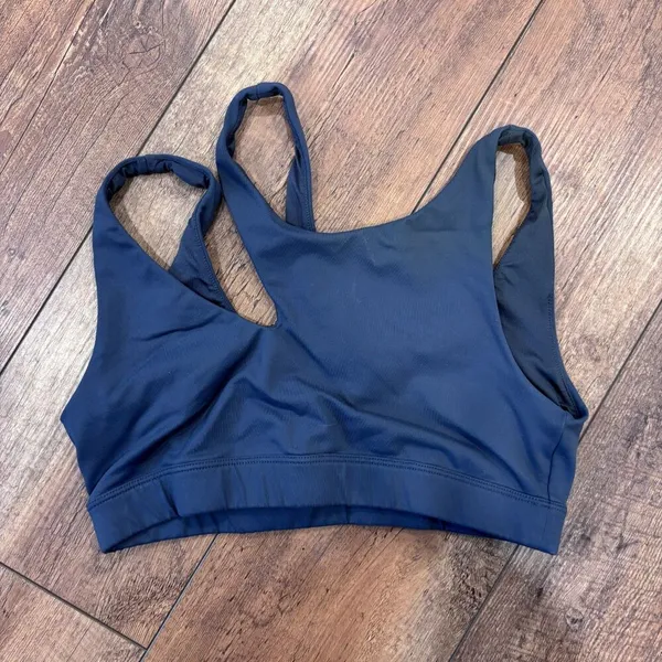 ALO YOGA Peak Sports Bra Cut Out Asymmetric One Shoulder Dark Gray Size Medium - Image 4