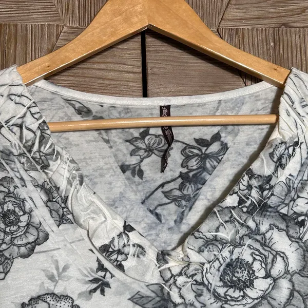 Mushka Sienna Rose Women's White Black Floral V-Neck Top Size PM - Image 2