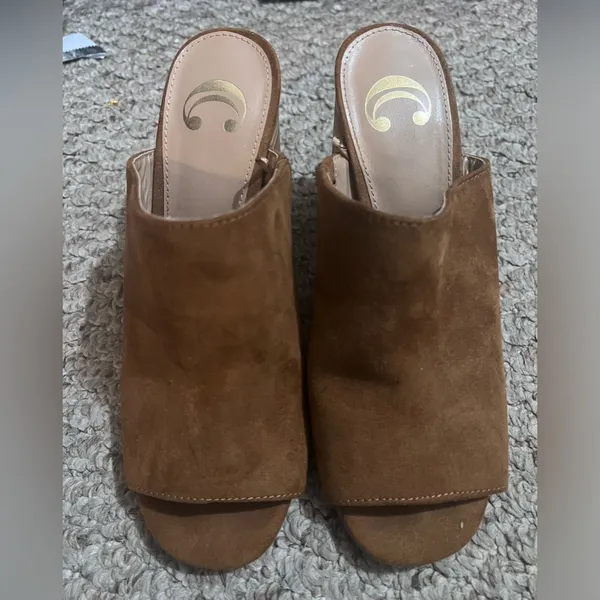 Great condition! Worn maybe twice. Open toe suede clogs. Brown Size 7 - Image 2