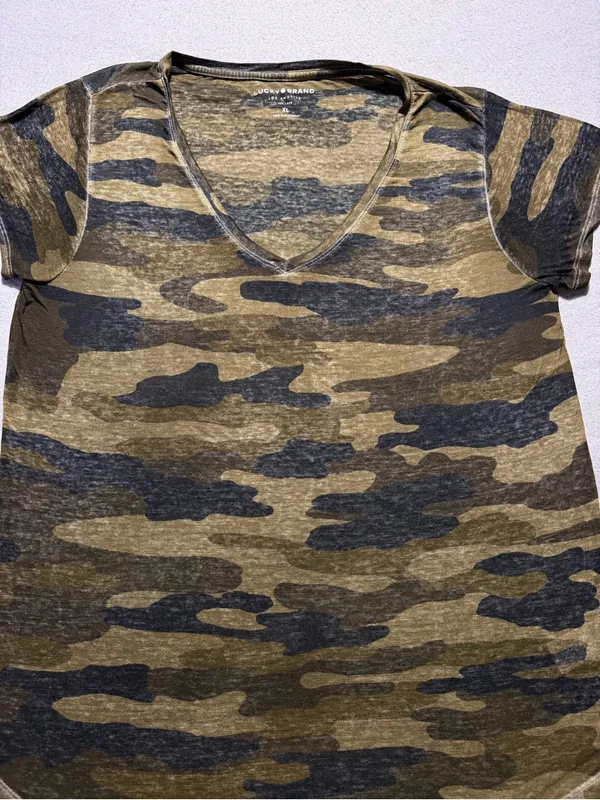 Lucky Brand Women’s XL Camo V-Neck T-Shirt Green Short Sleeve Curved Hem - Image 4