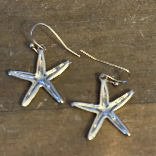 Gold tone textured starfish dangle earrings - Image 4