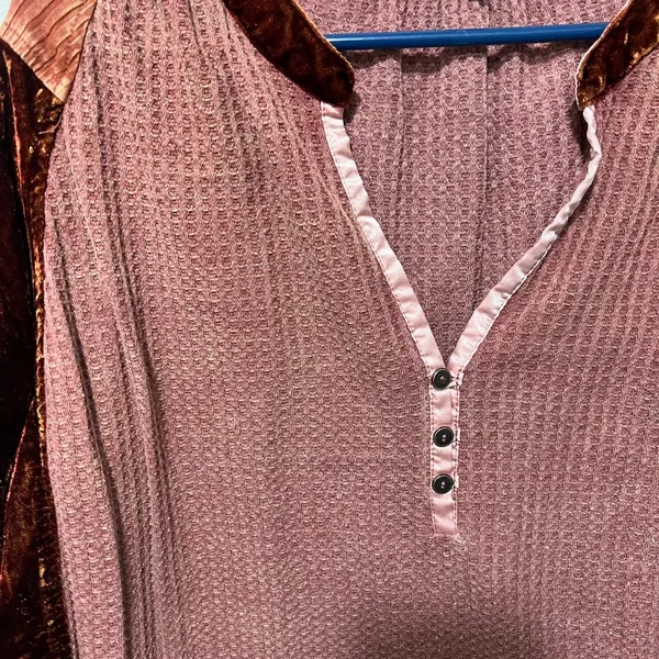 Gimmicks by Buckle Waffle Knit Velvet Accent - Image 4