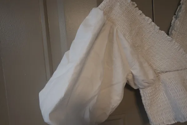 Abercrombie & Fitch cropped ruffled scrunchy balloon sleeves top in white size XS. - Image 3