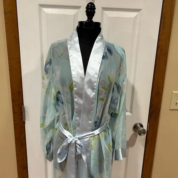 Valerie Stevens Sheer Floral Robe – Size M - Image 7