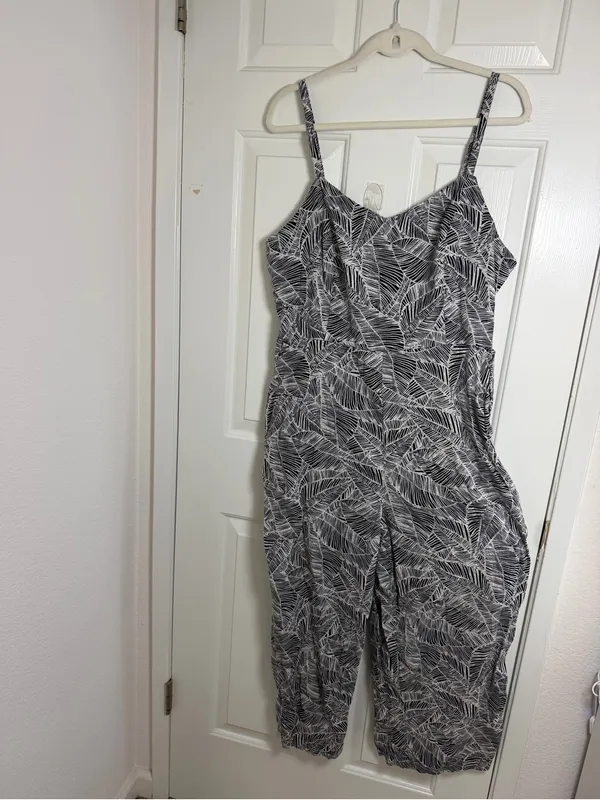 Old Navy Black & White Printed Cropped Jumpsuit - Image 3