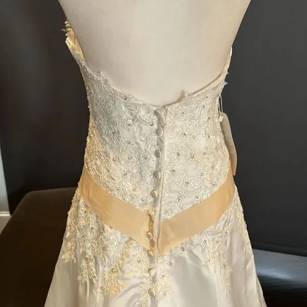 Women’s White Wedding Dress Zip Up Back Train Size 4 NWT - Image 6