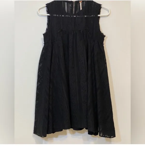 Free People Tu Es La sleeveless black lace babydoll mini dress Sz M - Image 4
