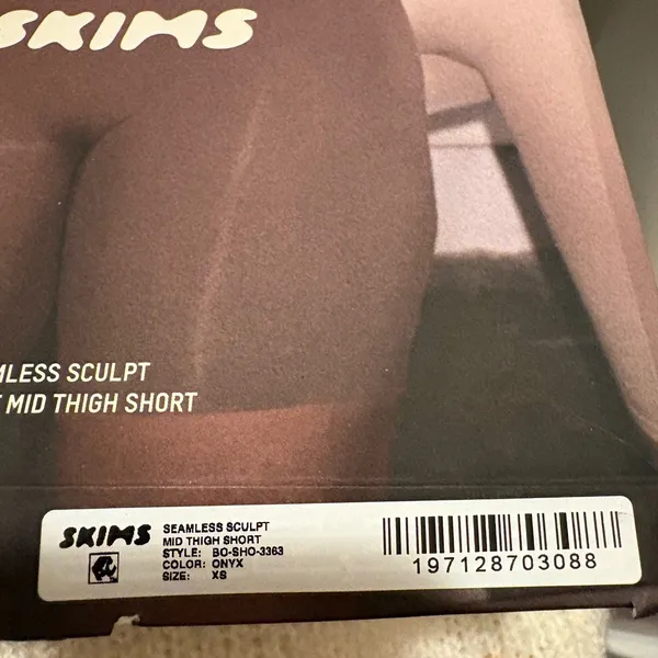 SKIMS NWT seamless mid thigh shorts onyx XS‎ - Image 3