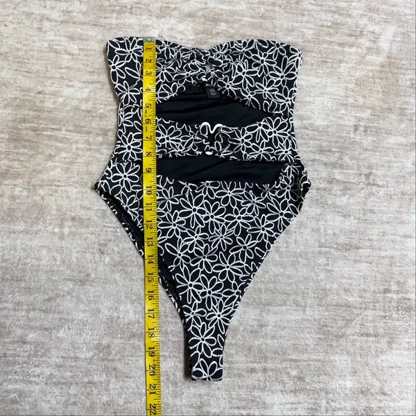 Nasty Gal Women 4 Floral Textured Black Cut out One Piece Swimsuit Strapless New - Image 4