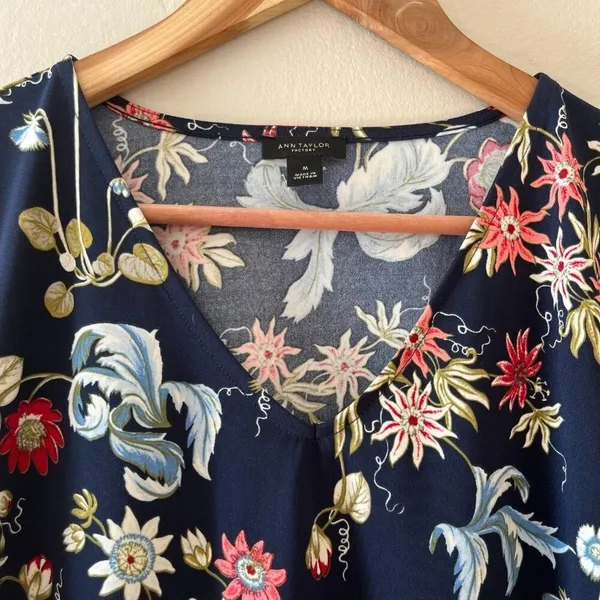 Ann Taylor Sz M Blue Navy Pullover V Neck Blouse Floral Stretch Bow Tie Cuff - Image 3