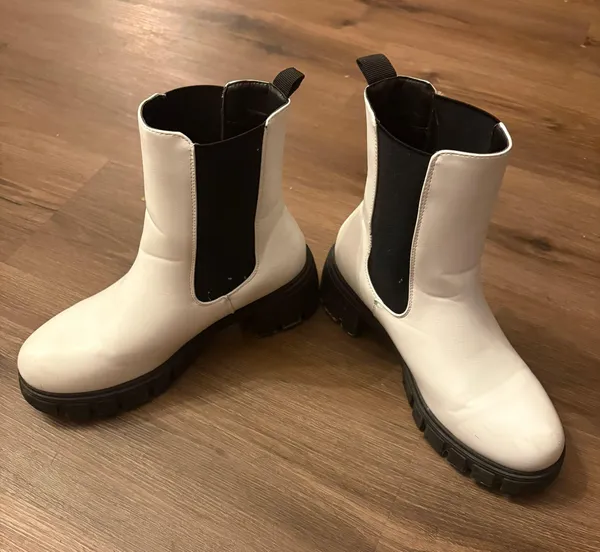 White Boots Size 7 - Image 2