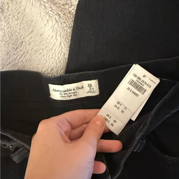 Abercrombie Short Ultra High Rise 90s Straight Jeans - Image 3