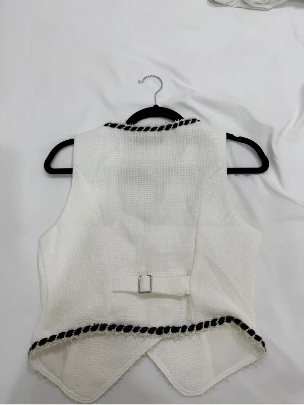 SHEIN White Textured V-Neck Sleeveless Vest with Black Braid Trim - Image 5