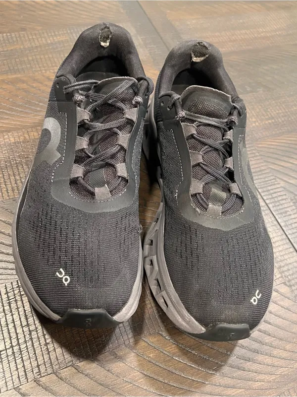 On cloud women running shoes in black 8.5 - Image 3