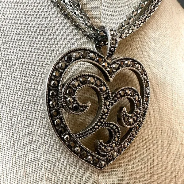 Silver tone Marcasite Heart Pendant necklace - Image 3