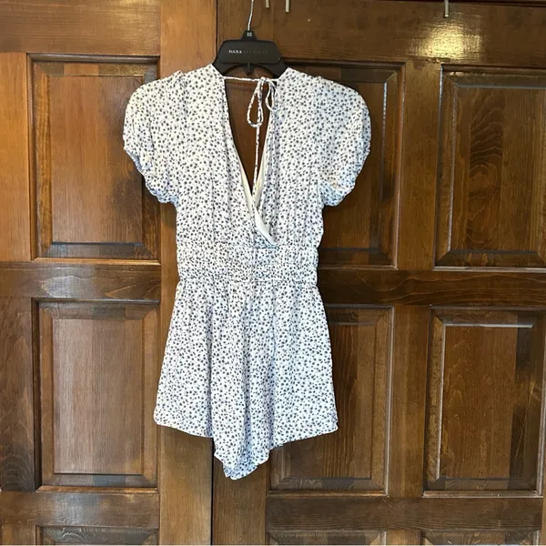 Altar'd State Floral Romper XS White‎ Purple Ditsy Puff Sleeve V-Neck Smocked - Image 3