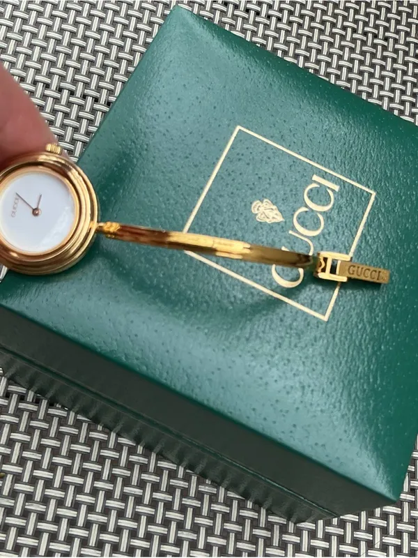 Beautiful GUCCI bangle watch w/ set of colorful bezels ❤️💛🤍💚💙🖤 - Image 4