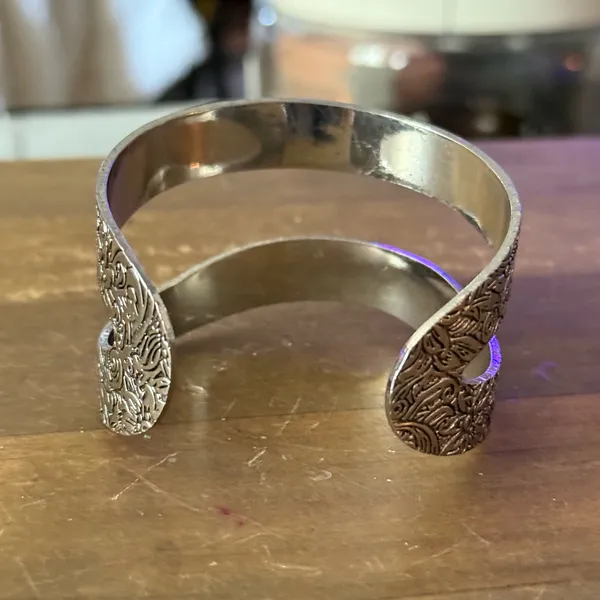 Silver tone floral etched cut out wavy cuff bangle bracelet - Image 4