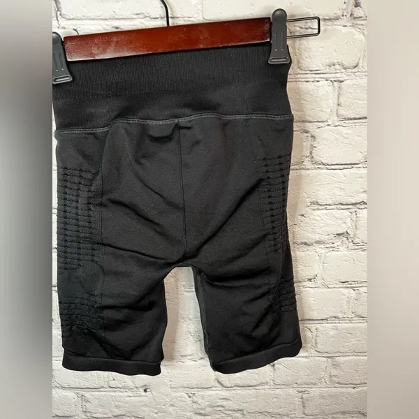 GYMSHARK‎ GLOW Seamless Black Shorts Cutout Perforated XS Stretch Workout NWOT - Image 5