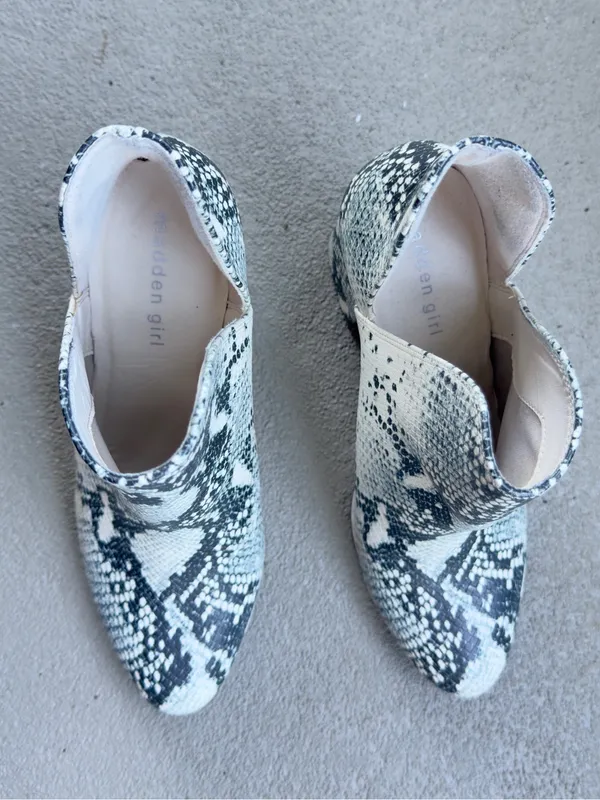 Steve Madden White and Black Snake-Print Pointed Ankle Booties Sz 8 - Image 3