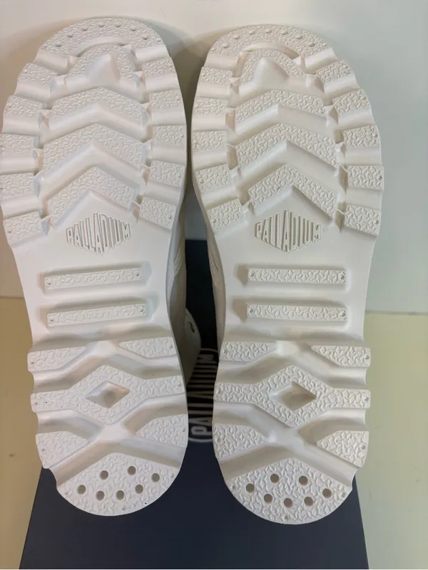 NWT Palladium Pampa Hi Canvas Boots - Star White colorway 8.5 - Image 3