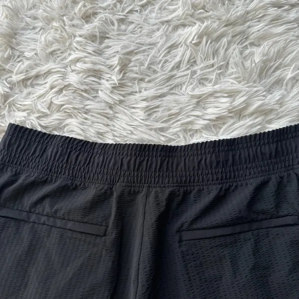 Athleta Textured Brooklyn Shorts Black Size 8 Athletic - Image 7