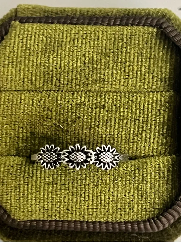 Boho/Chic Silver 3 Sunflowers Stainless Steel Band Size 6 - Image 2