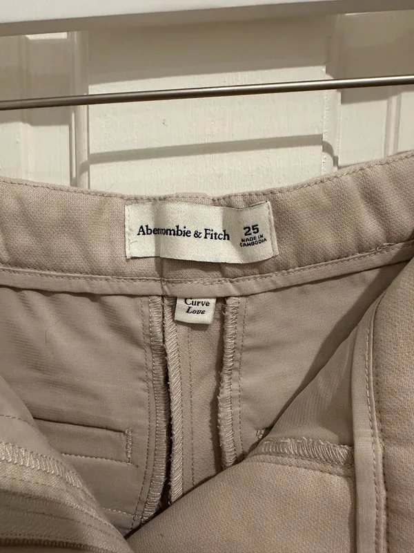 Abercrombie Curve Love Mid Rise Tailored Short - Image 6