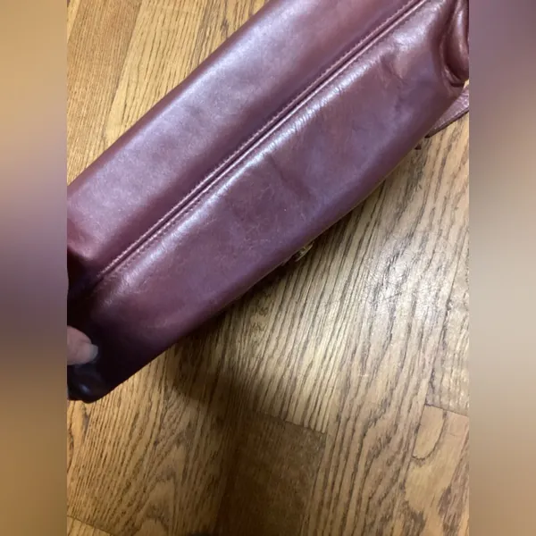 Vintage Etienne Aigner shoulder bag. Burgundy - Image 8