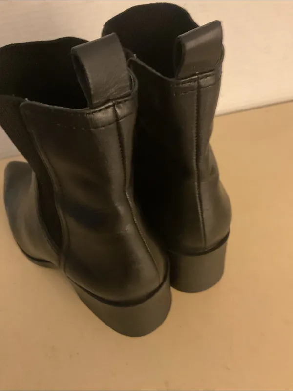 Steve Madden women black leather Chelsea short boots US 8.5 - Image 4