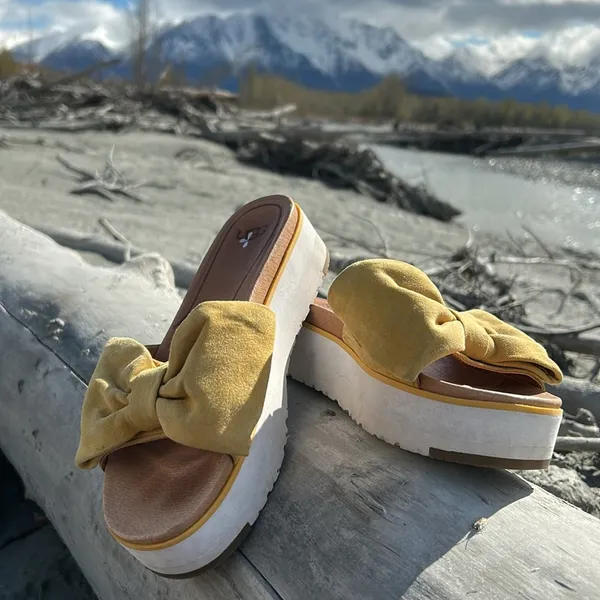 UGG Yellow Bow Platform Sandals Size 6.5 - Image 4