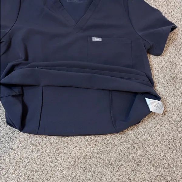 FIGS Catarina Scrub Top M Graphite Charcoal | V-Neck One Pocket | Technical - Image 10