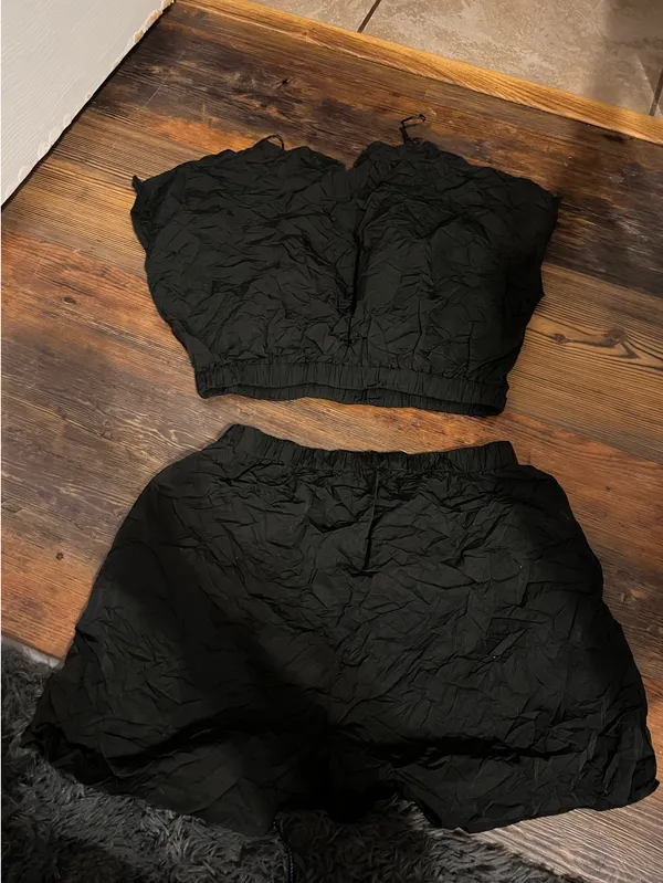black crinkled two piece short set Size M - Image 2
