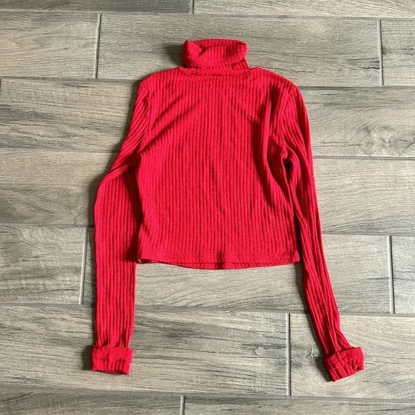 Red ribbed turtleneck with cuffed sleeves - Image 3
