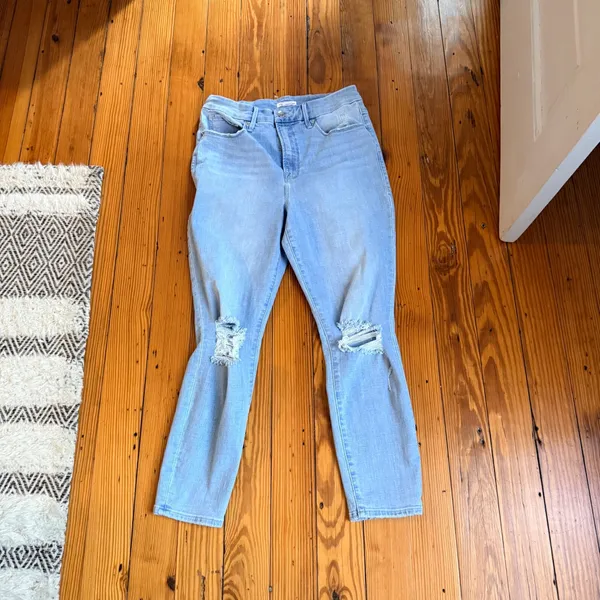 Good American Distressed Light Wash Cropped Jeans Size 12 / 31 - Image 2