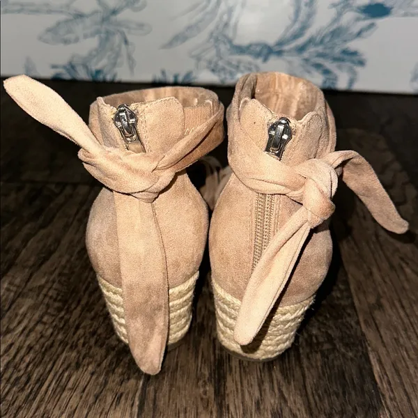 Elegant Tan Women's Sandals Size 8.5 - Image 2