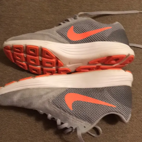 Nike shoes - Image 3