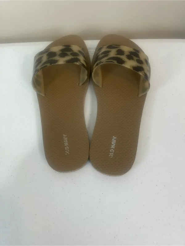 Old Navy Leopard-Print Slide Sandals in Tan and Black - Image 3