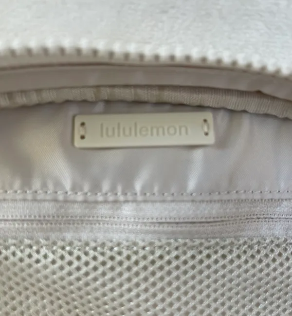 Lululemon Oval Top Access Kit Vol 3.5L - Image 4