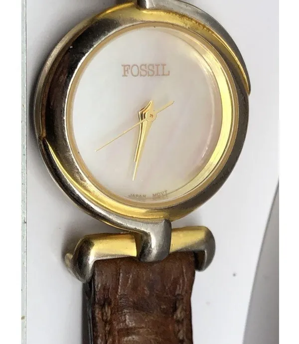 Vintage Retro 1990 Fossil Ladies Watch In Tin and Sleeve Hong Kong *Doesn't Work - Image 4