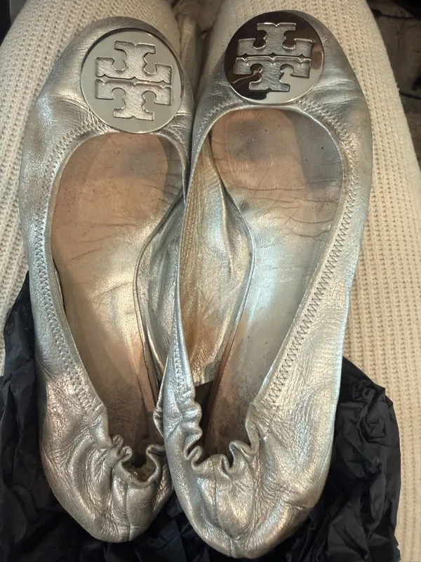 Tory Burch Reva Silver Metallic Ballet Flats Logo Medallion - Image 2