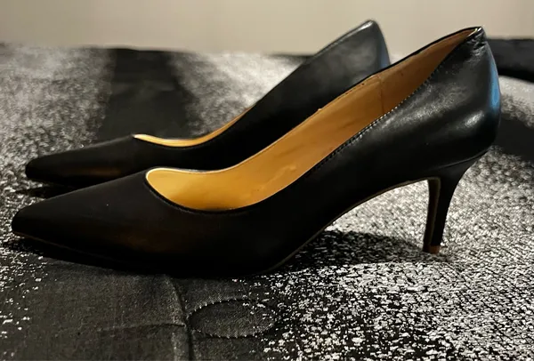 Womens sz7.5 Sole Society Luneiras classic black leather pointed toe pumps - Image 2