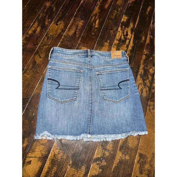 American Eagle 6 distressed raw hem denim skirt - Image 2