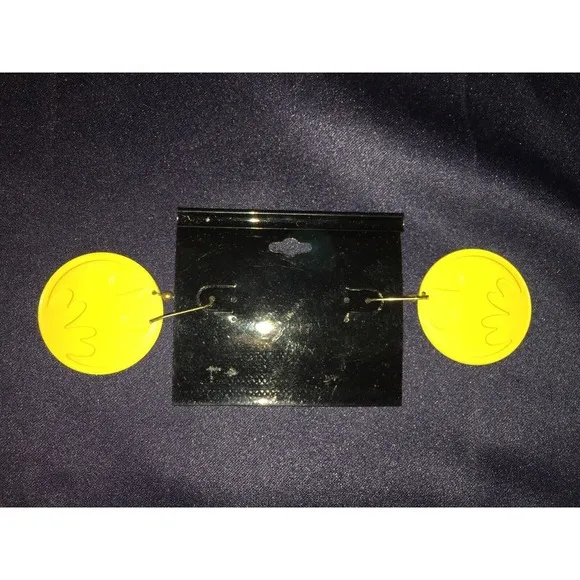 VTG DC Comic 1964 Rosecraft‎ Black Yellow Bat Symbol Batman Metal Earrings - Image 3