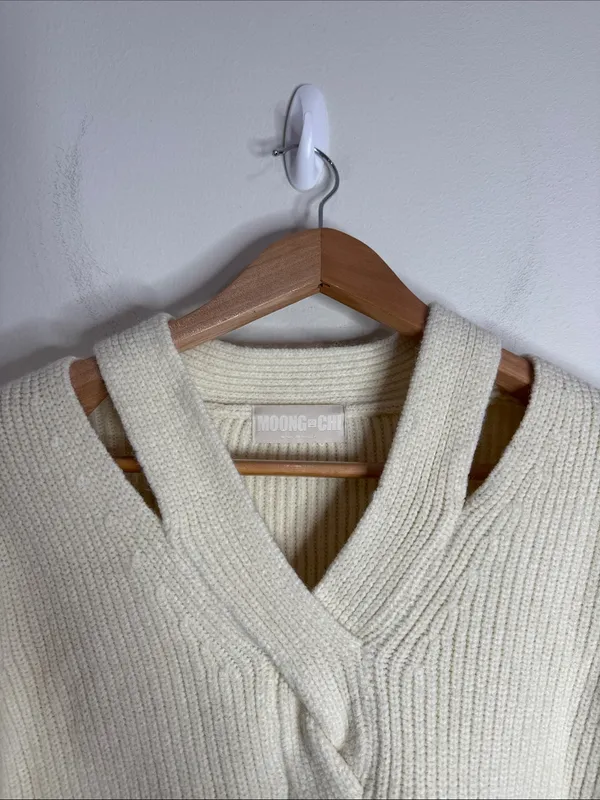 Korean Fashion Moong-Chi Cream Cutout V-Neck Chunky Rib Cable Knit Front Sweater - Image 4
